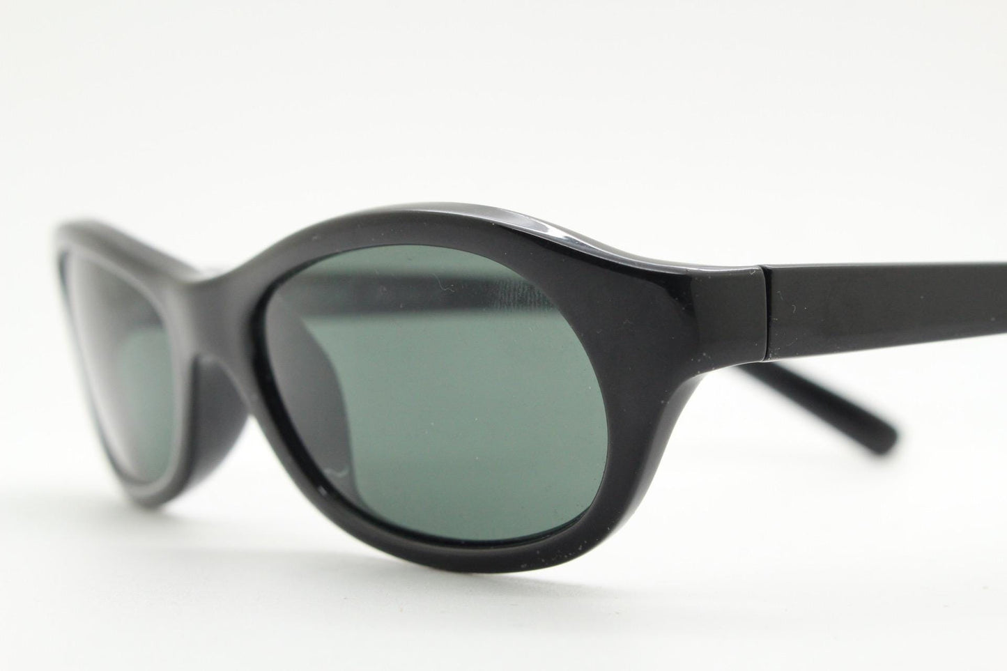 Vintage 90s oval chic cat eye sunglasses made in Italy. Minimalistic plain black acetate frame with green lenses. Womens 60s design. NOS