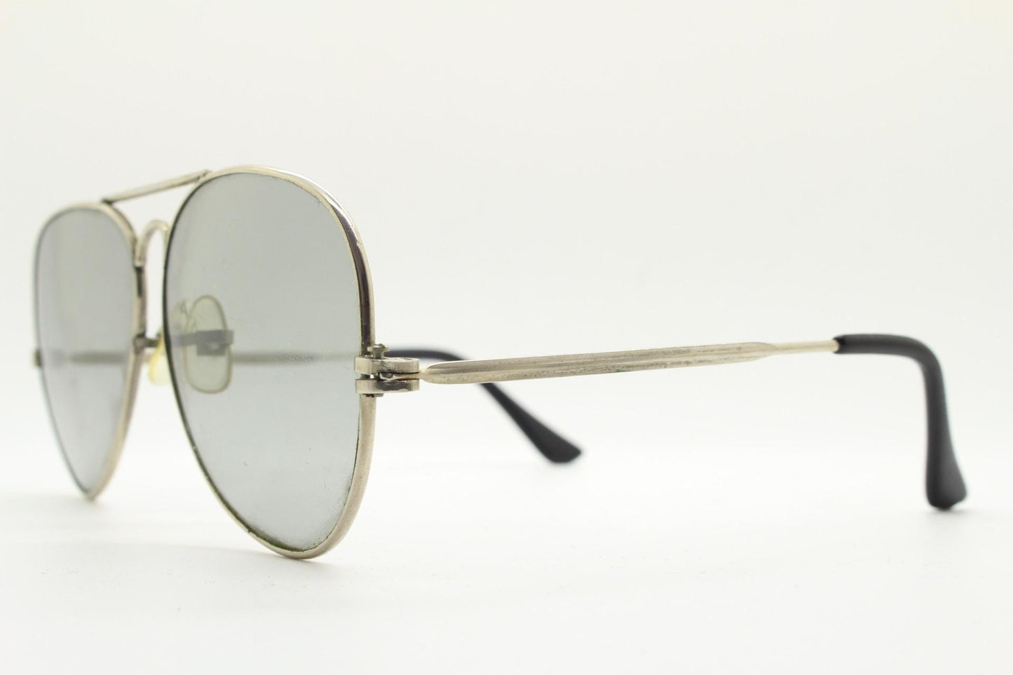 70s vintage aviator sunglasses. Optimal shape classic pilot aviators in a silver metal frame with light tone real glass lenses. Teardrop,