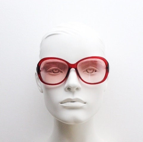 Y2k vintage big bug eye sunglasses. Womens transparent red oversized frame with fabulous pink graduating lenses and metal arm crest. 2000s