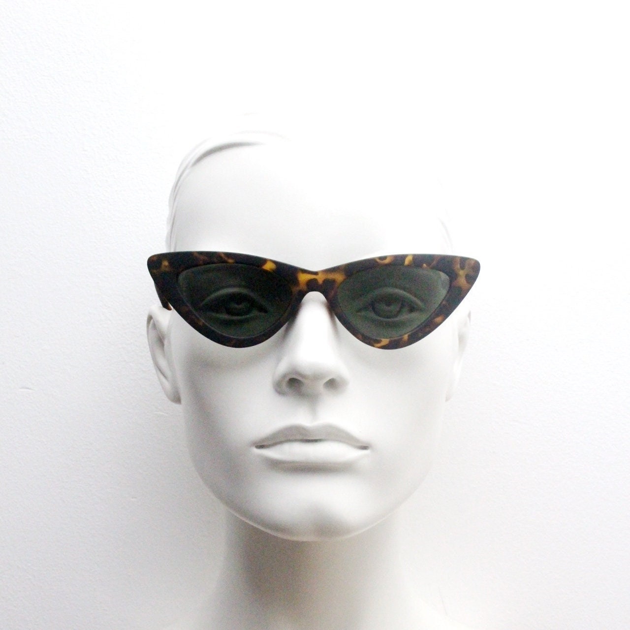 Vintage Y2K pointed cat eye sunglasses. Womens stylised tortoise cat eye frame in a rubber finish. 2000s Rockabilly pin up cats eye. BNWT