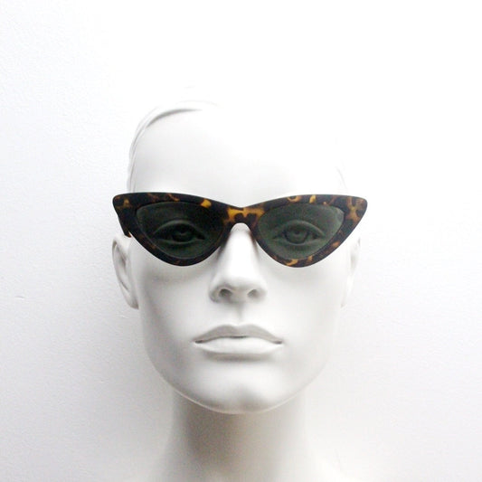Vintage Y2K pointed cat eye sunglasses. Womens stylised tortoise cat eye frame in a rubber finish. 2000s Rockabilly pin up cats eye. BNWT