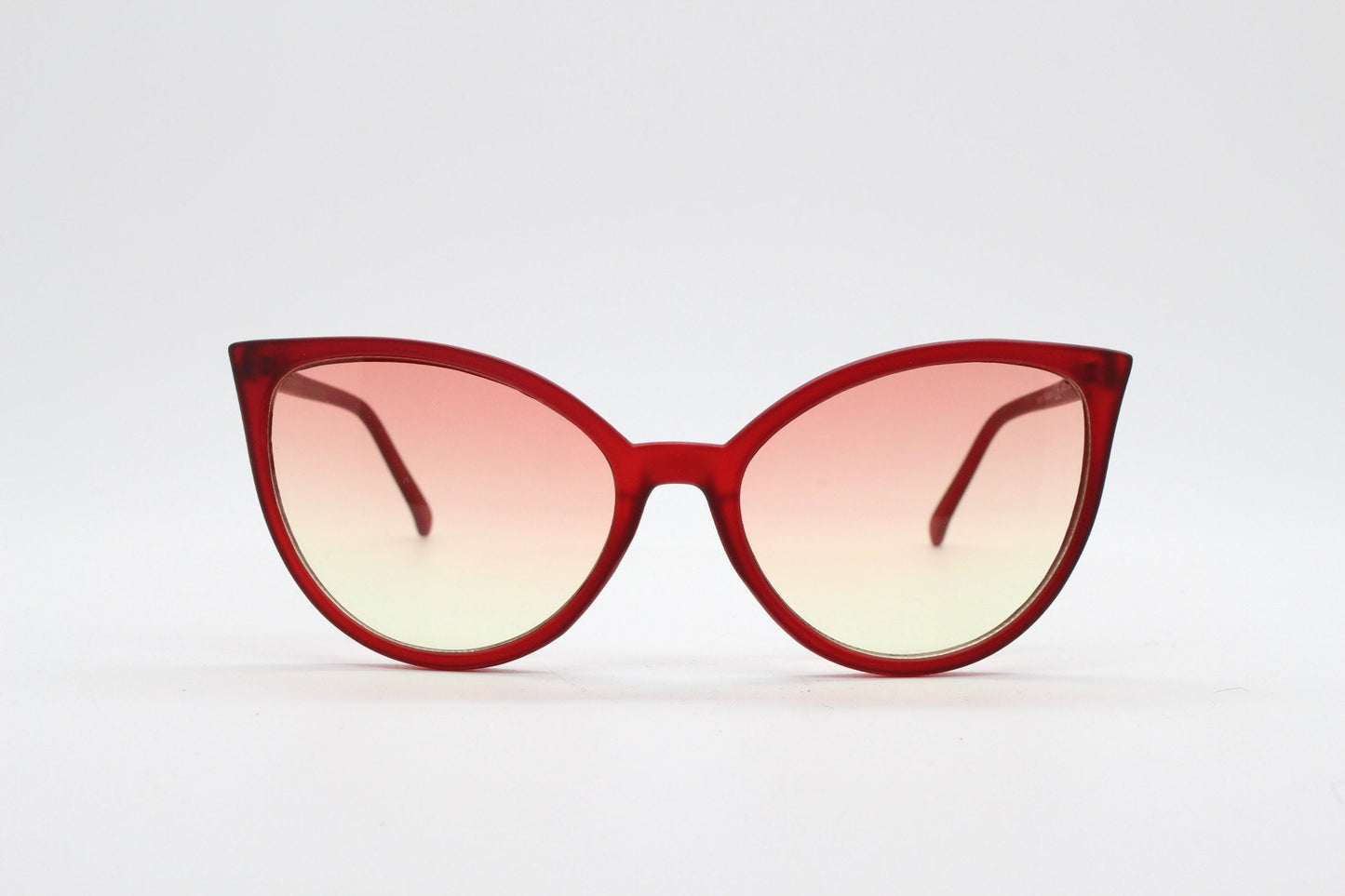 Vintage Y2K red pointed cat eye sunglasses. 2000s womens rubber finish cat eye with sensational ombre lenses. 50s rockabilly pin up cateyes
