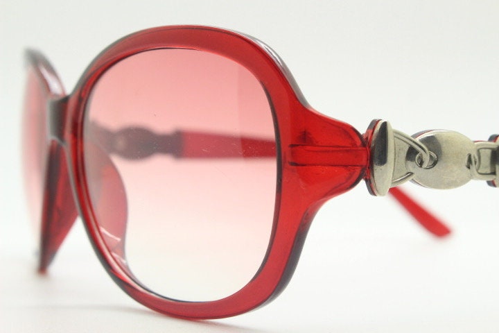 Y2k vintage big bug eye sunglasses. Womens transparent red oversized frame with fabulous pink graduating lenses and metal arm crest. 2000s