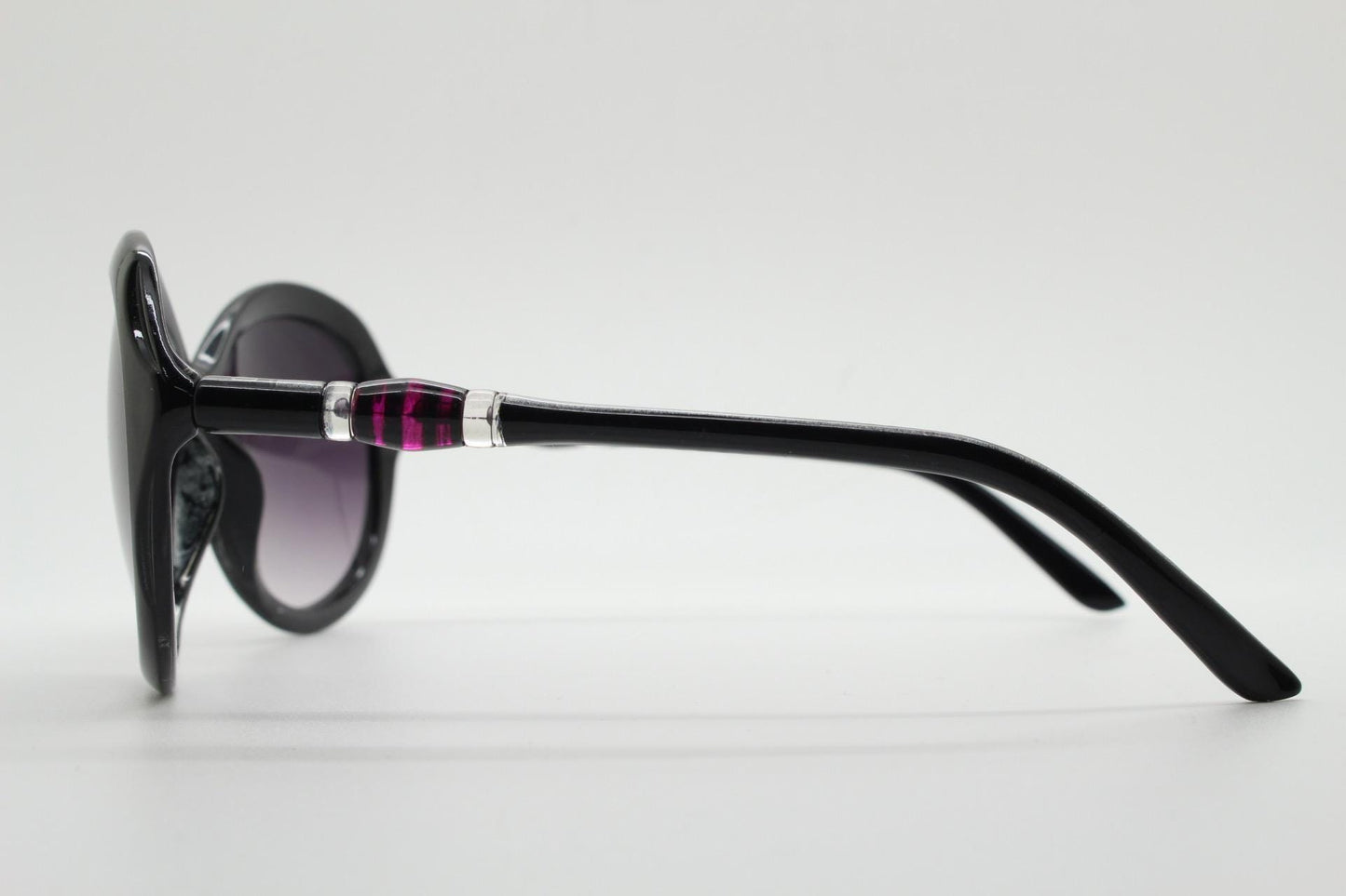 Y2K vintage big round sunglasses. Women's classical 60s design in black gloss with graduating lenses and subtle arm detail. 2000s. 00s NOS