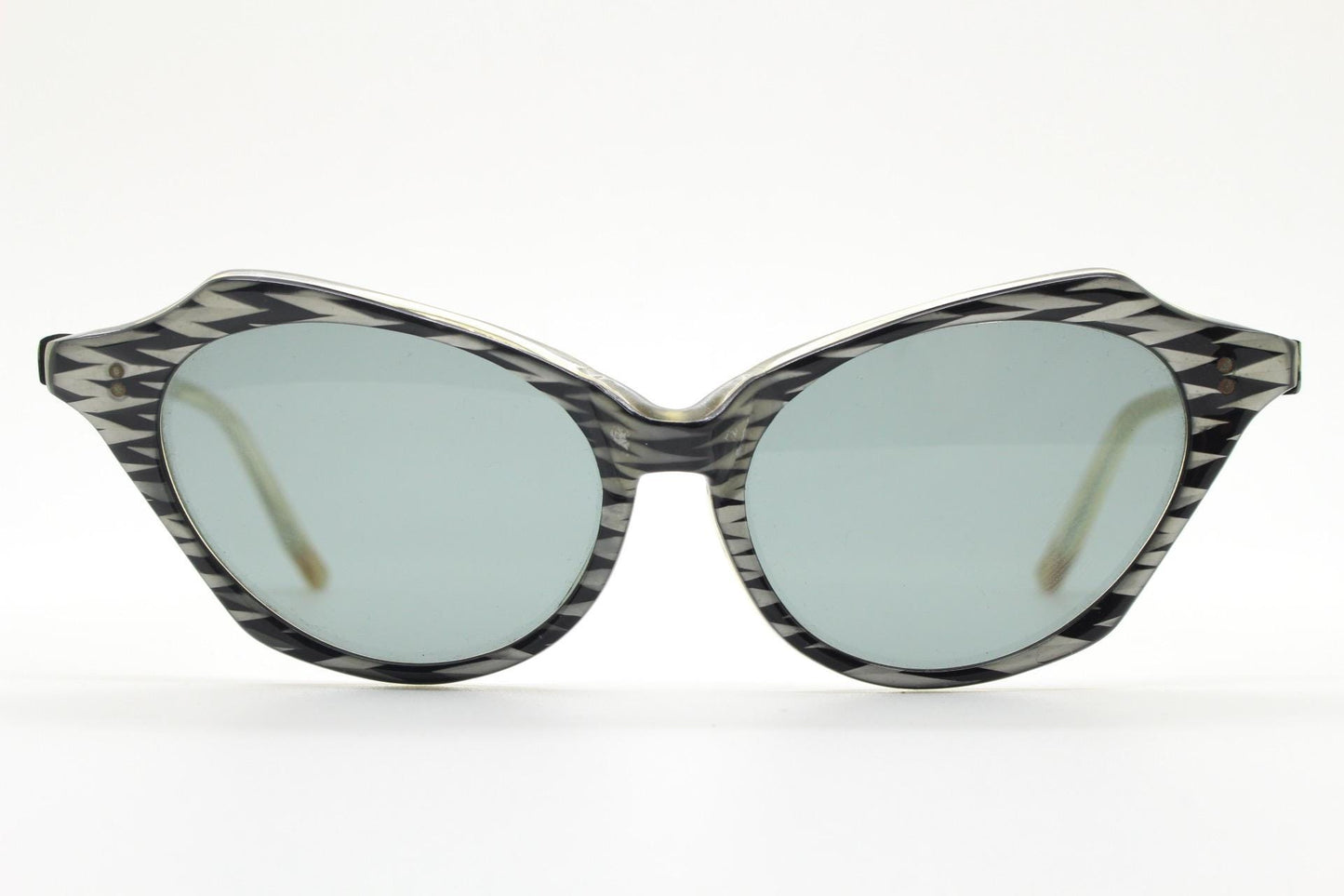 50s vintage cat eye sunglasses. Womens dynamic black and white angular cateye frame with zig zag pattern. 40s. Bad girl pinup. Rockabilly