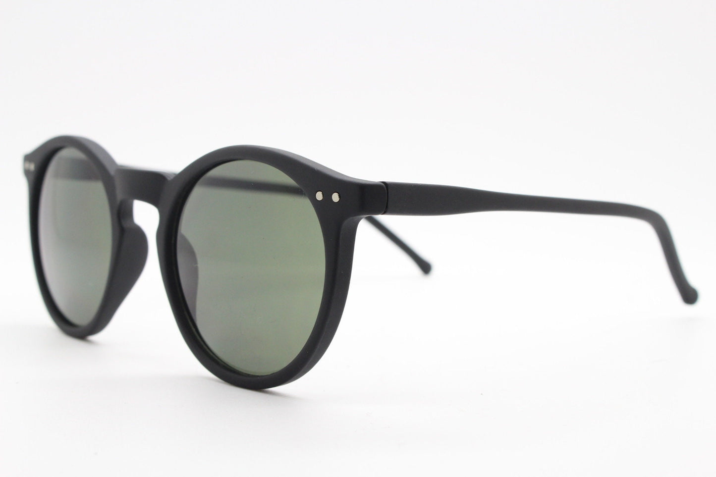 90s vintage round glasses. Classic 30s, 20s style black frame in a rubber finish with green lenses and keyhole bridge. O Malley
