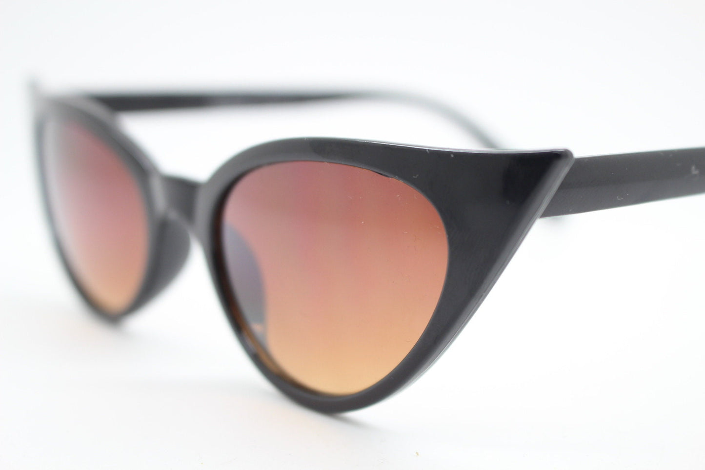Y2K vintage pointed cat eye sunglasses. Womens black slender 50s style frame with Havana brown lenses. Rockabilly, bad girl pin up