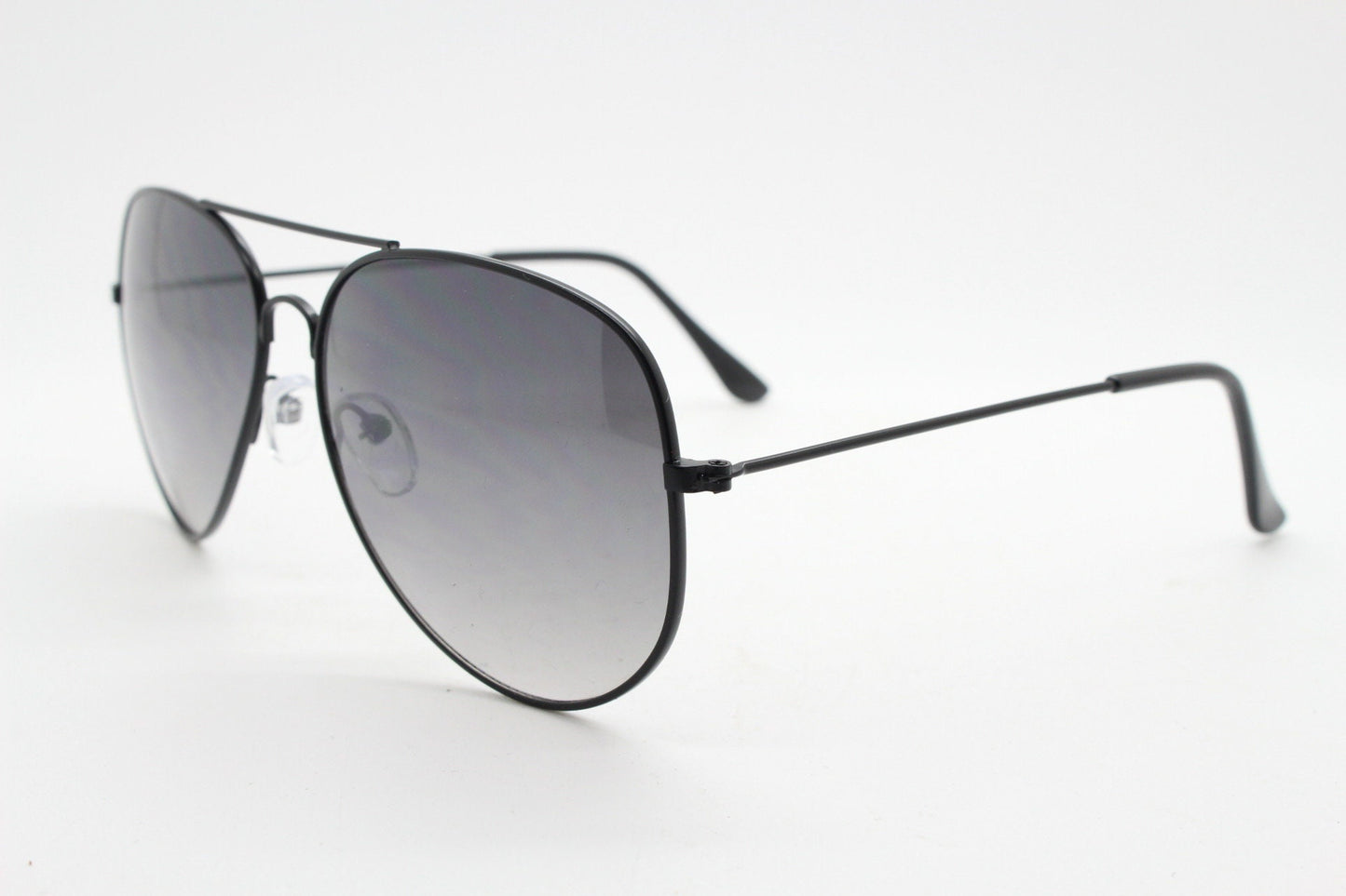 Y2K vintage aviator sunglasses. Optimal shape classic pilot aviators in black metal frame with graduating lenses. Teardrop, NOS