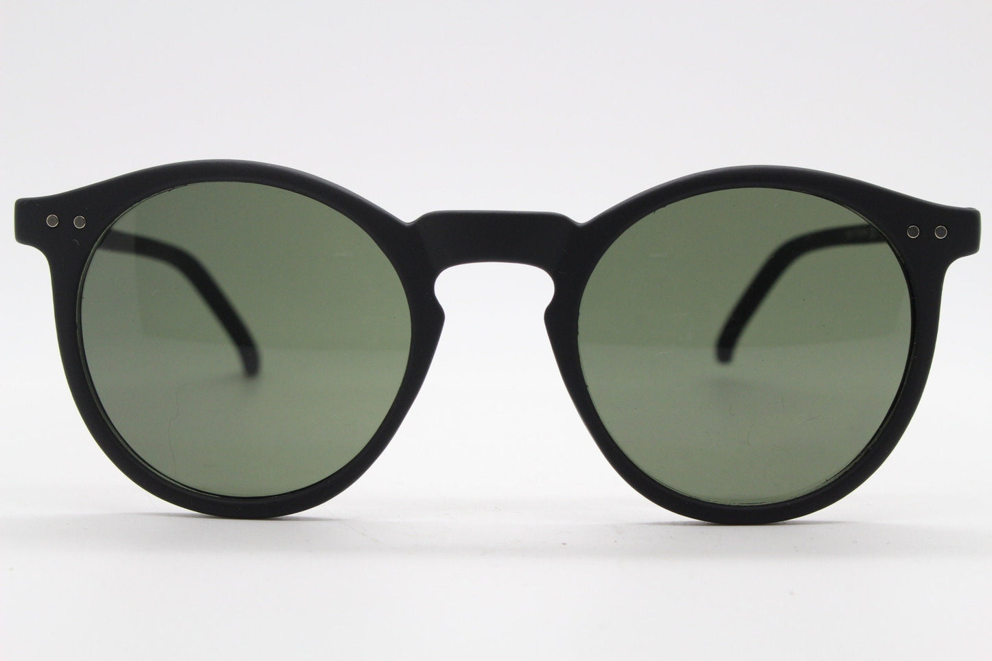 90s vintage round glasses. Classic 30s, 20s style black frame in a rubber finish with green lenses and keyhole bridge. O Malley