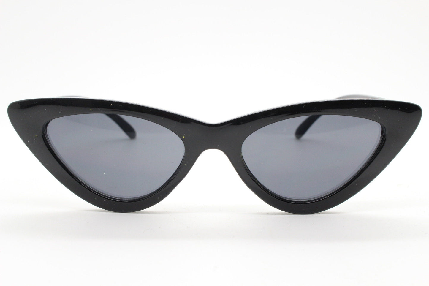Vintage 90s pointed cat eye sunglasses. Womens 50s style black frame cat eye with dark lenses. Rockabilly pin up cats eye. BNWT