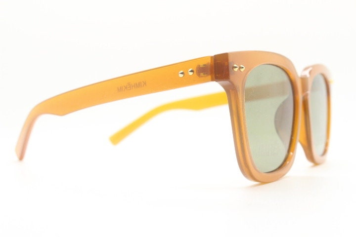 KIMHEKIM oversized wayfarer design sunglasses model J00\2. Transparent amber acetate chunky frame with 2 logo green lenses. BNWOT
