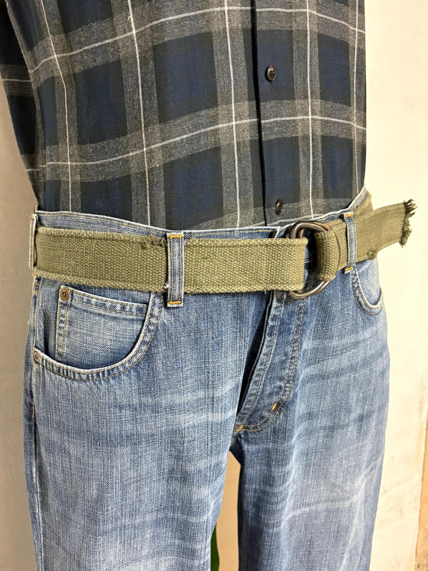 90s vintage genuine army belt. Thick woven canvas in green. Distressed look. Metal looping backwards buckle. Fully adjustable. Webbing