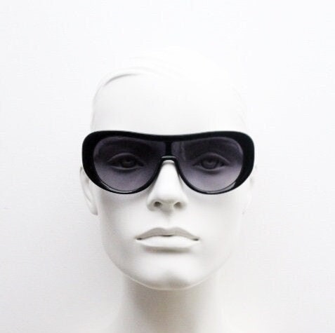 Gigi Barcelona vintage acetate aviator sunglasses model Stef. 70s racing design visor in thickened black frame with smoky mono lens. Mask