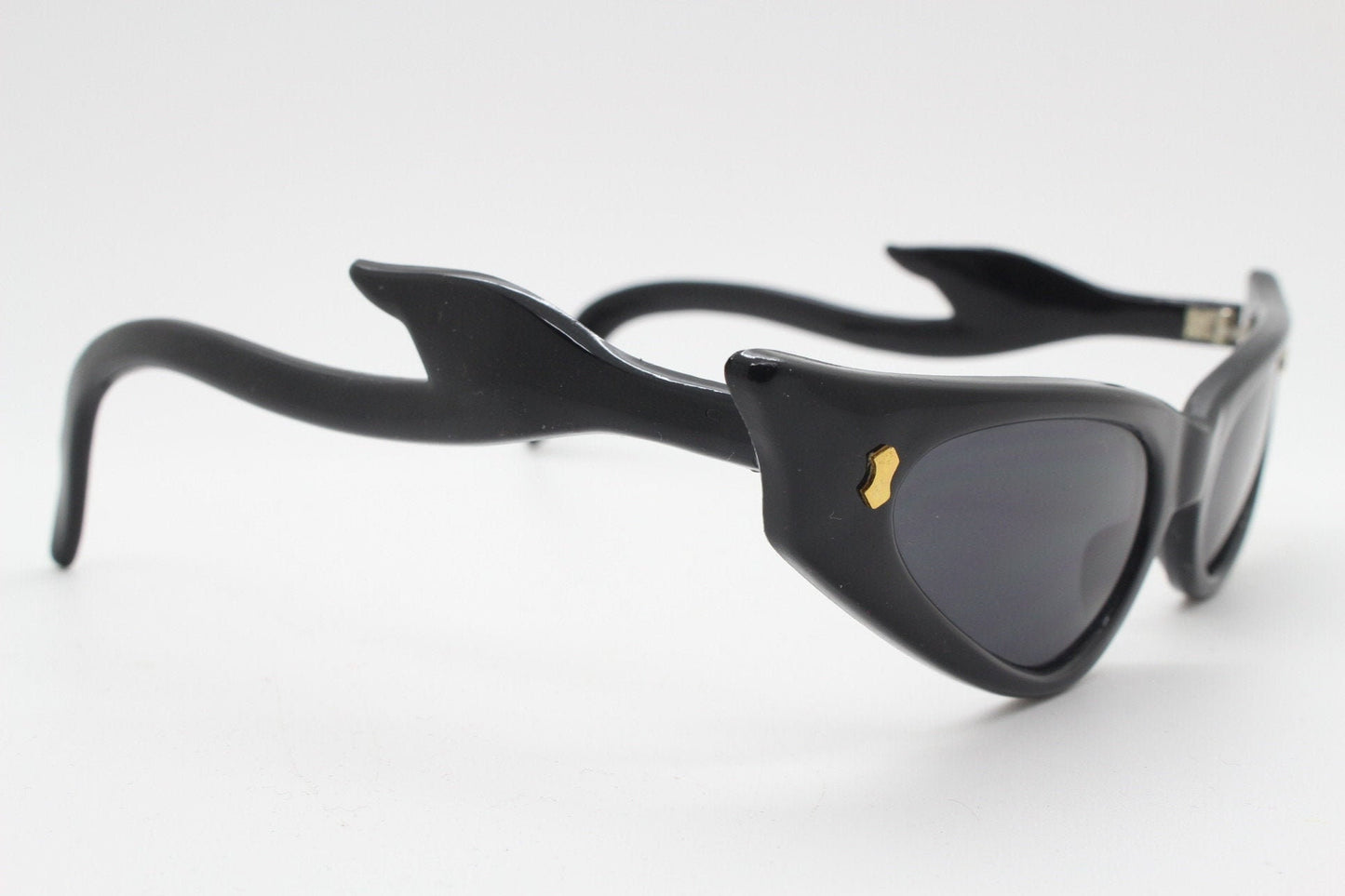 80s vintage pointed cat eye sunglasses with mind blowing flamed arms in a black slender frame. Womens 50s style rockabilly pin up. BNWT NOS