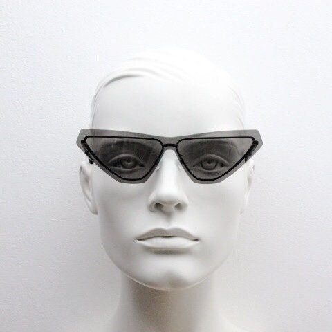 Kenzo flat screen triangular futuristic cat eye. Slight mirror glaze mono lens on black matt metal wire frame. NOS Cateye