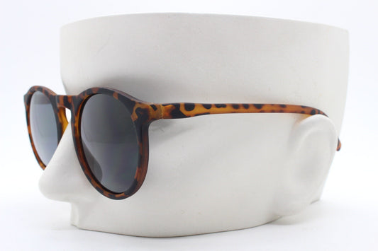 90s vintage round sunglasses. Classical 40s style keyhole bridge frame in a rubber finish with contrasting black lenses. Unused