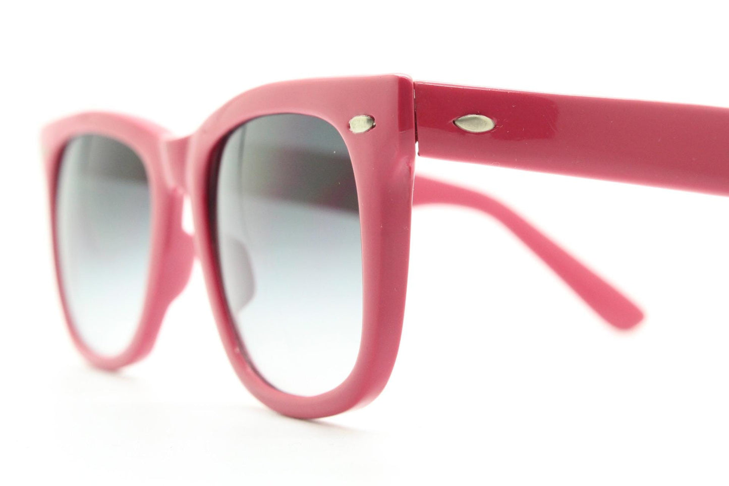 Vintage Y2K wayfarer design sunglasses. All time classic design in glossy pink with graduating smoky black lenses. Excellent NOS condition