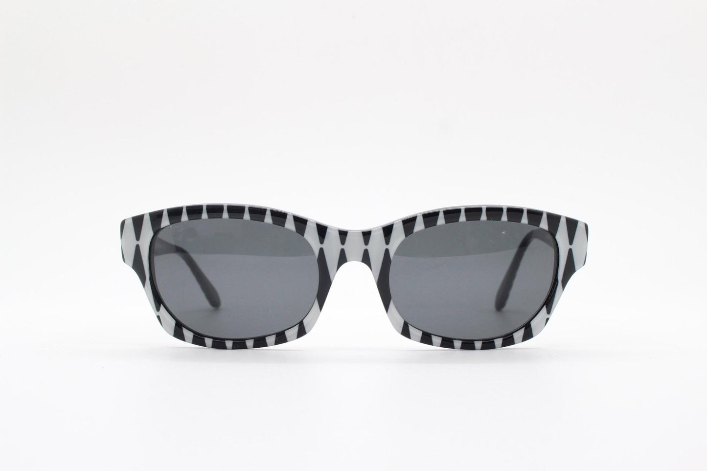 Moschino mind bending op art pattern cateye sunglasses made in Italy. Womens vintage monochrome acetate frame cat eye. 60s design. NOS