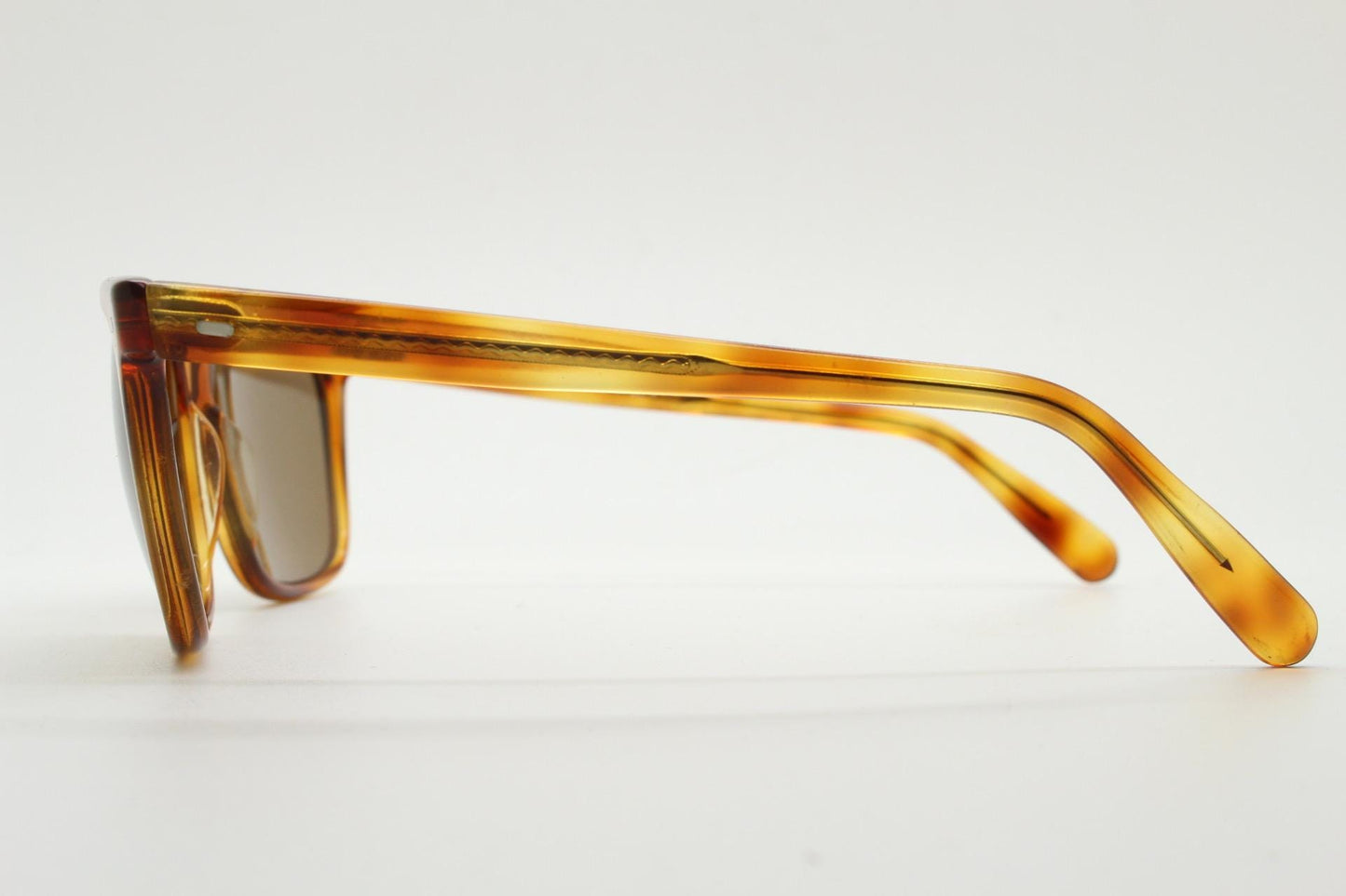 Uomo vintage 90s wayfarer design sunglasses made in Italy. All time classic format in mottled amber frame with contrasting brown lenses. NOS