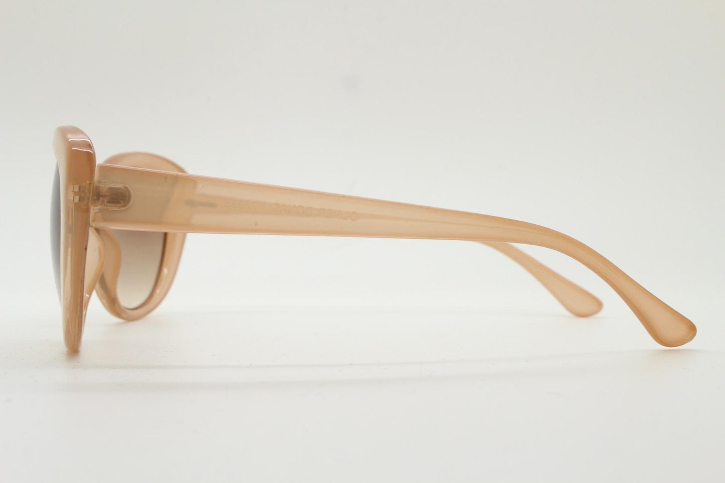 Oliver Bonas Vintage Y2K oval cat eye sunglasses. 2000s womens beige cateye with well matched graduating Havana brown lenses. NOS