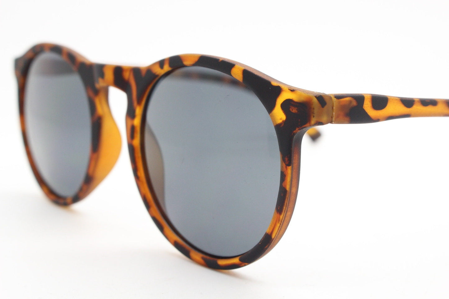 90s vintage round sunglasses. Classical 40s style keyhole bridge frame in a rubber finish with contrasting black lenses. Unused