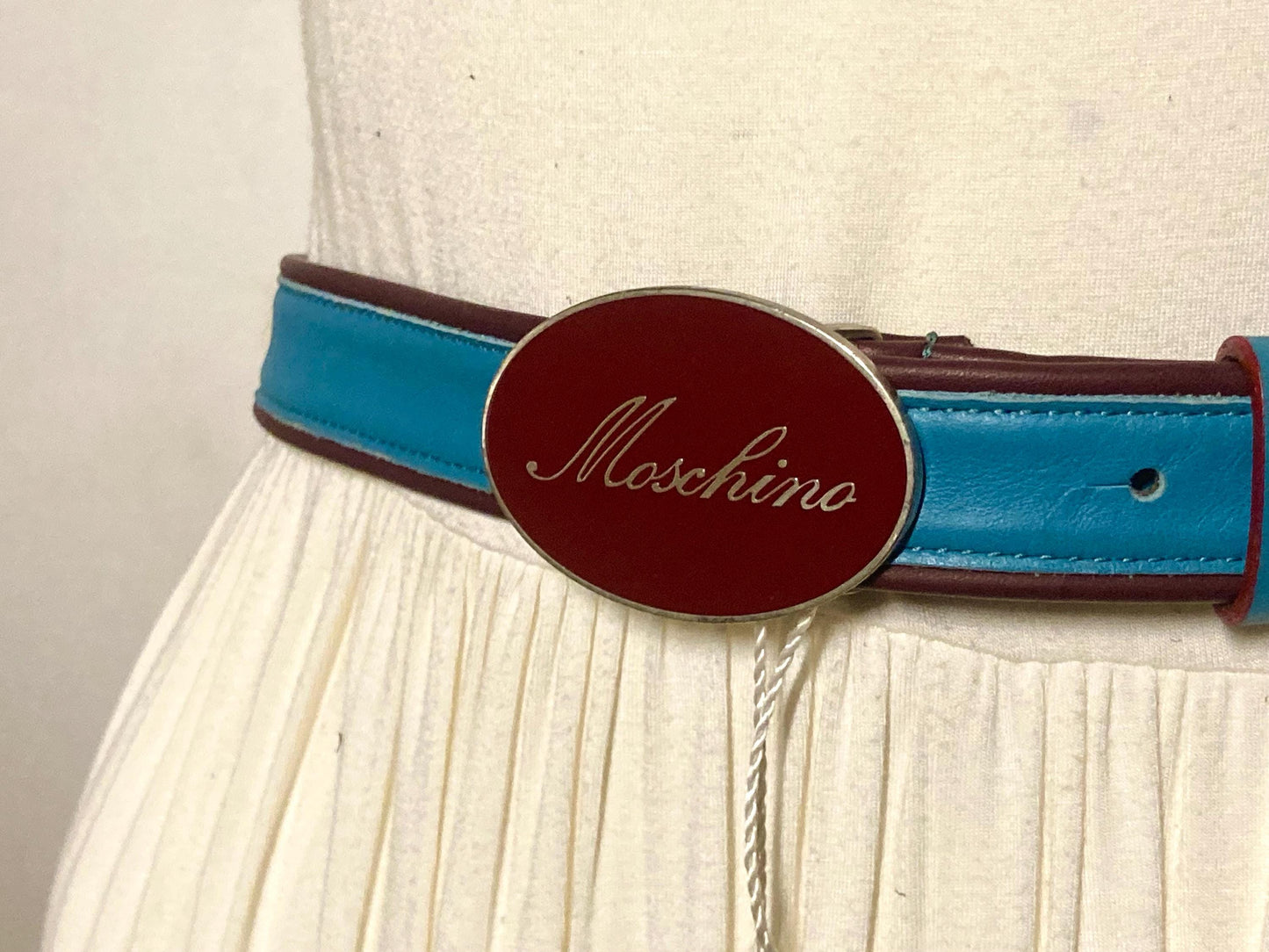 Moschino 90s vintage womens dress belt in oxblood and blue genuine leather with oval enamelled metal buckle. Made in Italy. BNWT. NOS