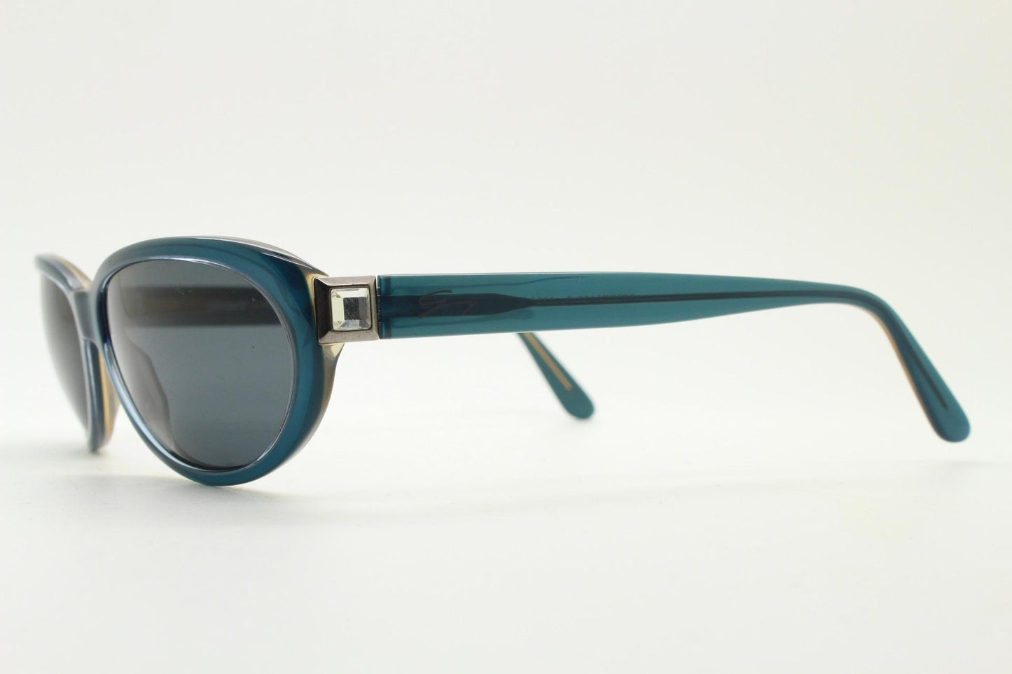 Genny 90s vintage oval cat eye sunglasses made in Italy. Transparent deep blue acetate frame with matching lenses. Womens NOS cateye. BNWT