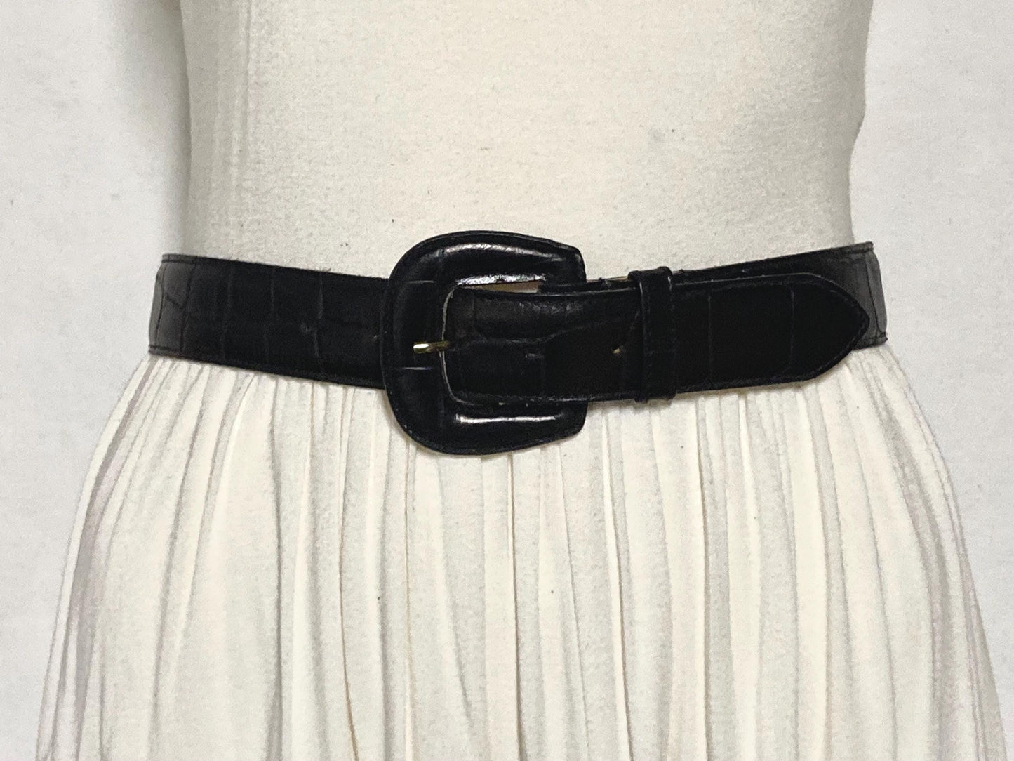 80s vintage womens superior quality belt with covered buckle in black. Embossed all genuine leather made to look like crocodile