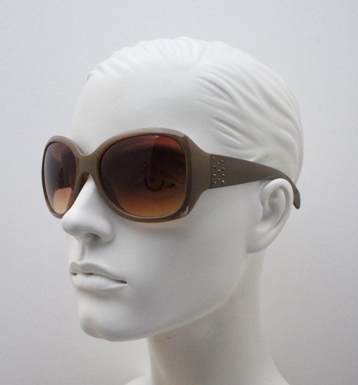 Y2K vintage big beige sunglasses. Oversized 70s design with curving close fit and graduating Havana brown lenses. 2000s bug eye