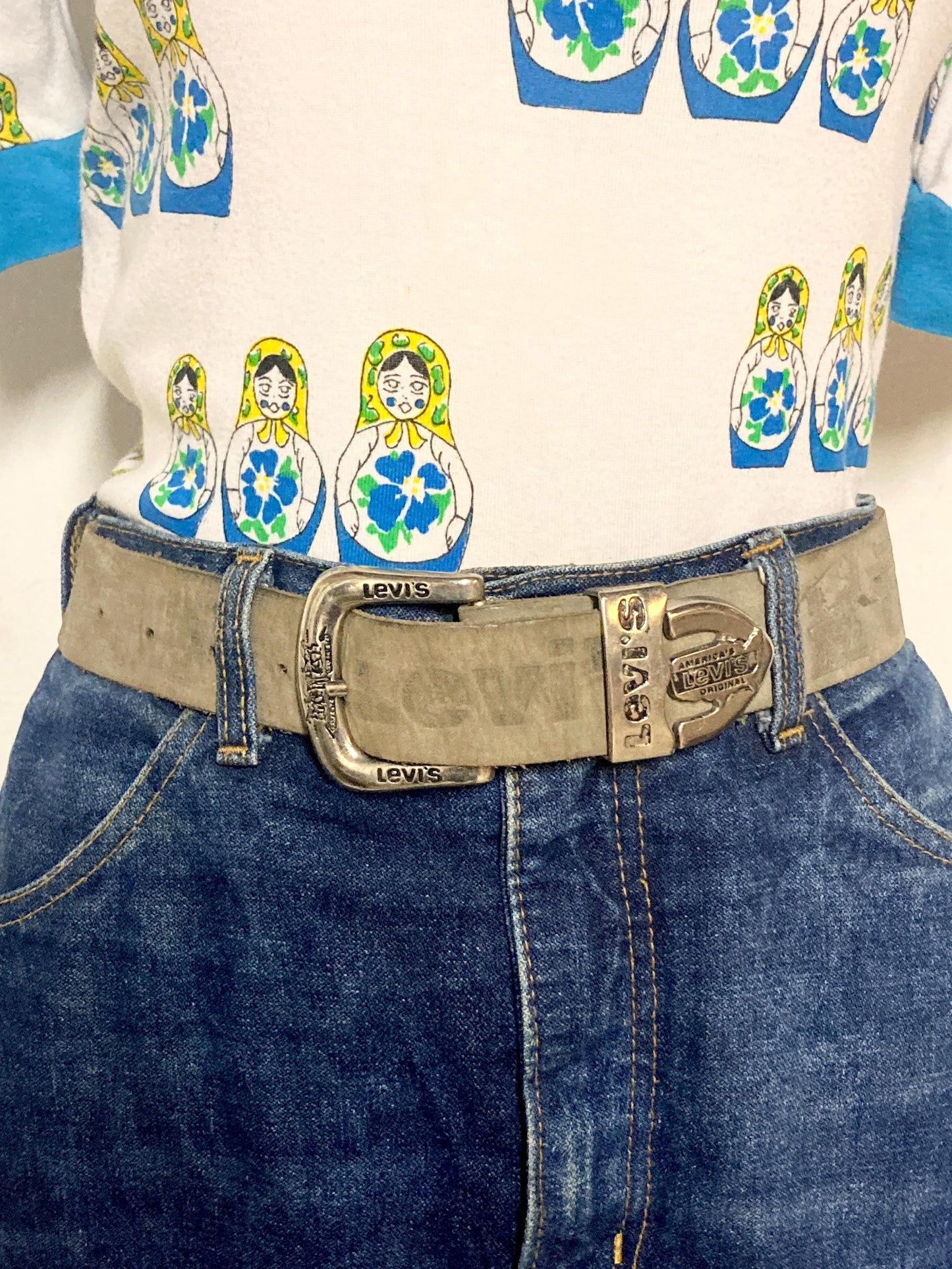 Levi's 80s vintage thick grey genuine leather belt for jeans with detailed buckle and numerous traditional cute logo's stamped all along
