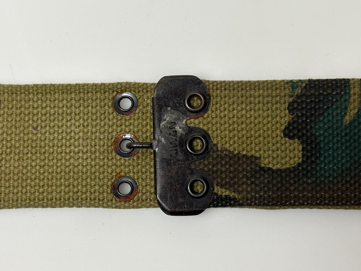 Y2K vintage army woodland cammo webbing belt. Thick woven canvas. Black metal hardware. 2000s NOS. Combat. Military camouflage. Tactical