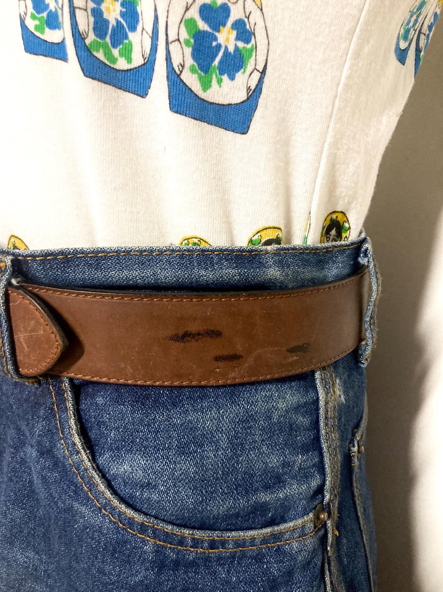 Iceberg 90s vintage belt in matt brown genuine leather with heraldic shield style buckle. For dress or jeans. Made in Italy. BNWT. NOS