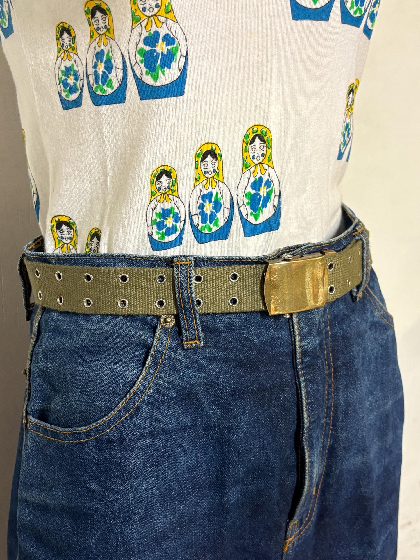 90s vintage canvas army style belt. Khaki green with 2 rows of silver metal holes. Slide lock gold buckle. Webbing. Fully adjustable