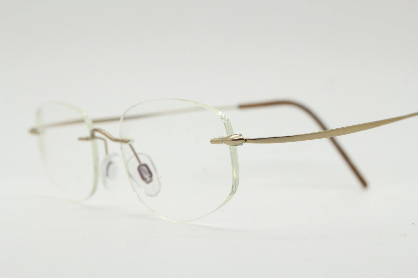 90s vintage angular oval frameless eye glasses. Minimal lightweight titanium optical frame. Flexible prescription RX spectacles