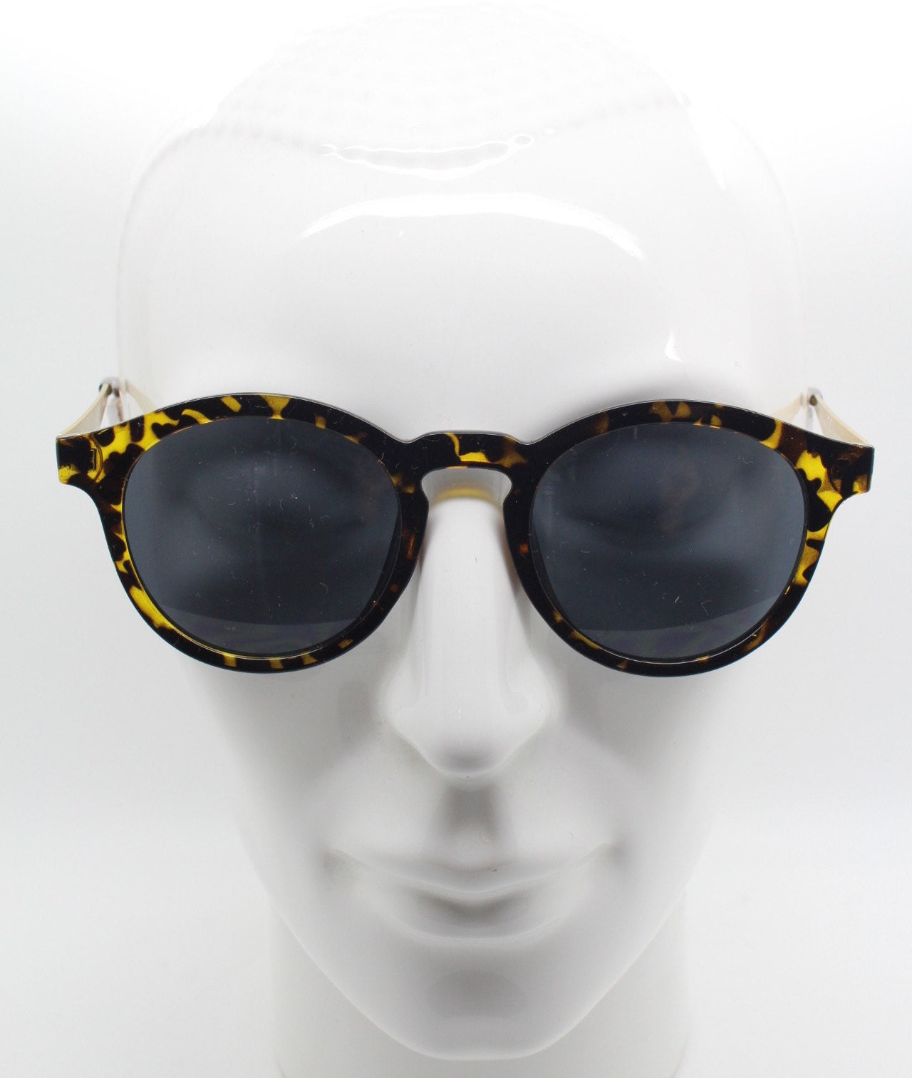 90s vintage round glasses. Tortoise 40s style frame with contrasting gold arms