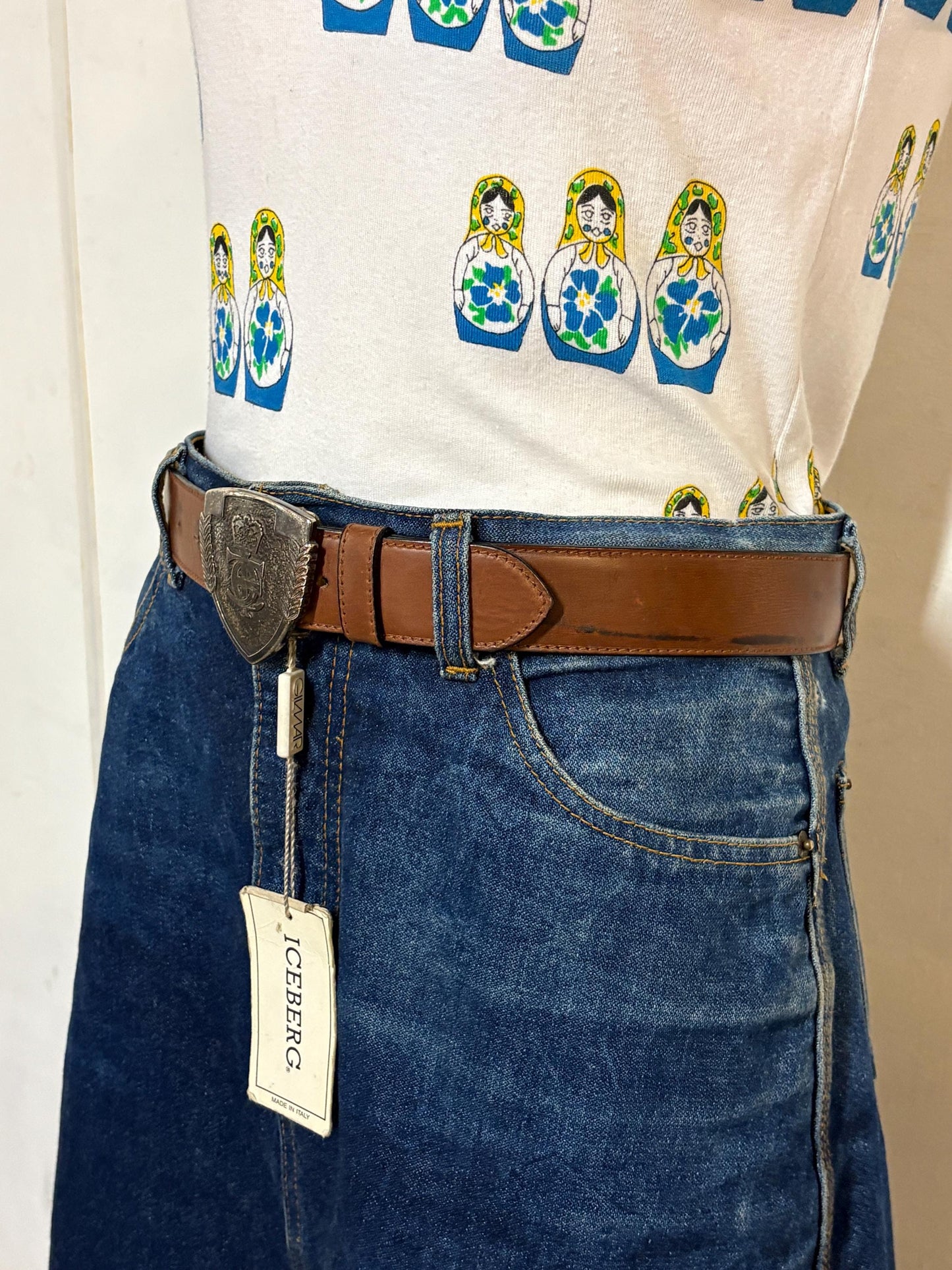Iceberg 90s vintage belt in matt brown genuine leather with heraldic shield style buckle. For dress or jeans. Made in Italy. BNWT. NOS