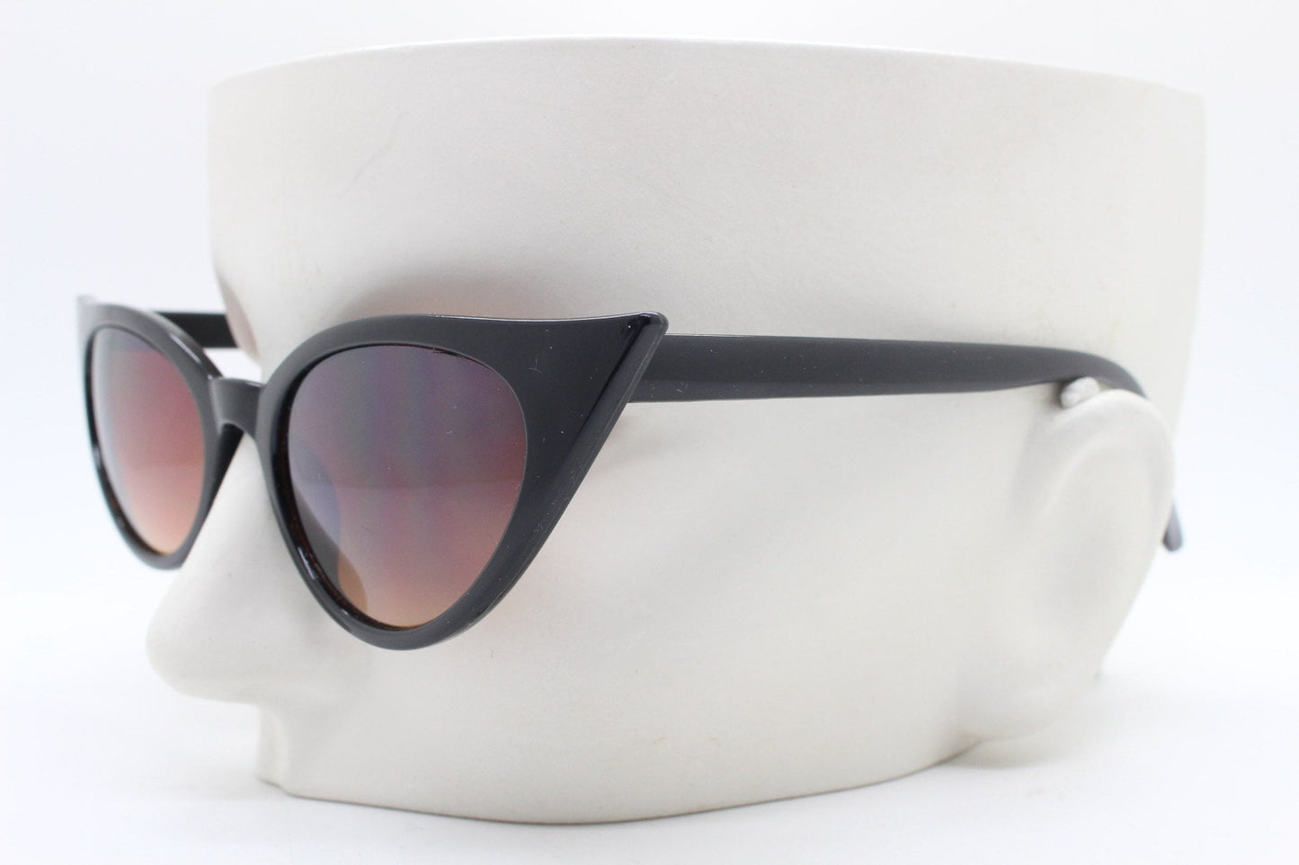 Y2K vintage pointed cat eye sunglasses. Womens black slender 50s style frame with Havana brown lenses. Rockabilly, bad girl pin up