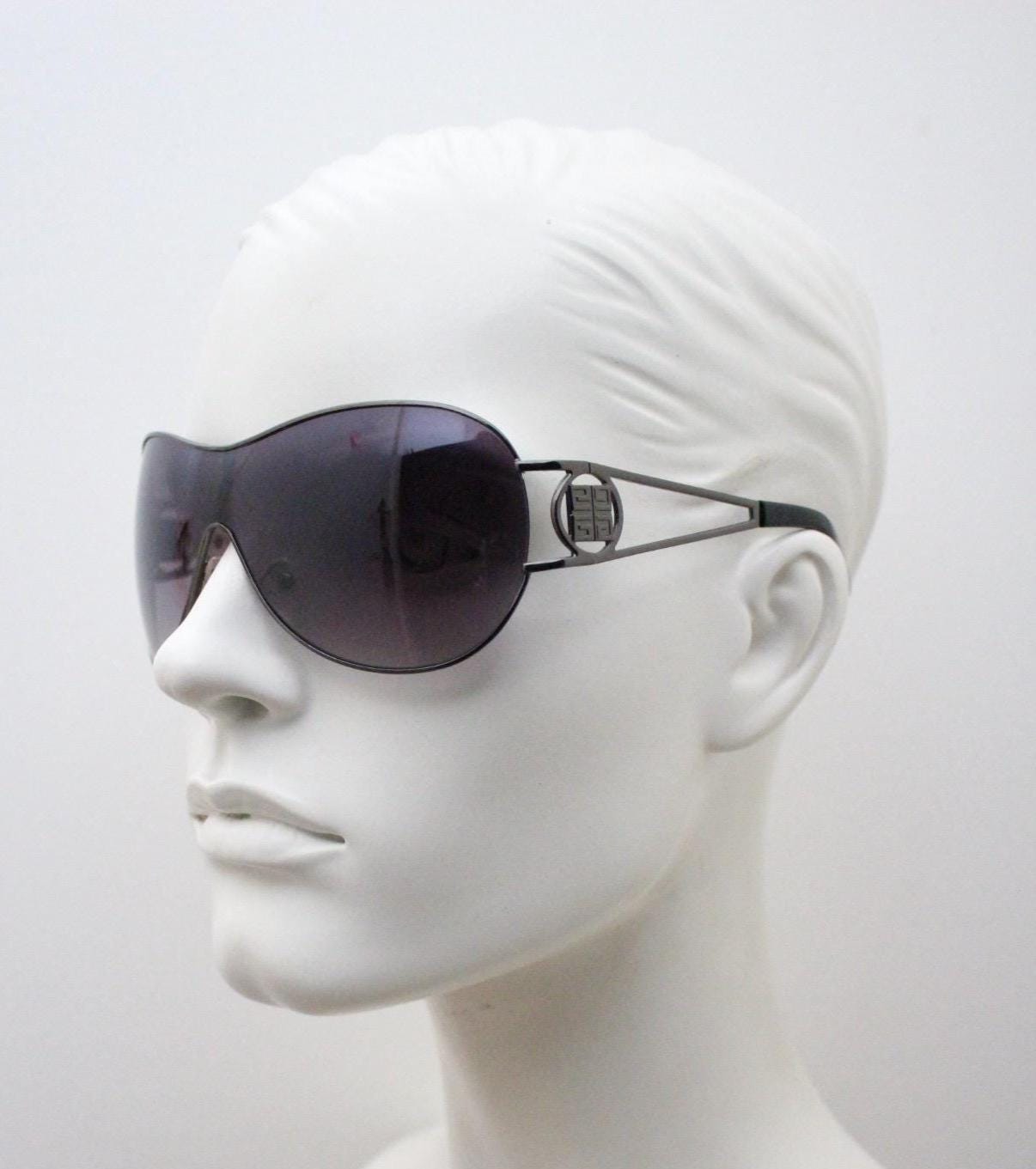 Y2K vintage futuristic visor sunglasses. 2000's black wraparound mono lens mini mask shield design with target temple crest. 00's NOS