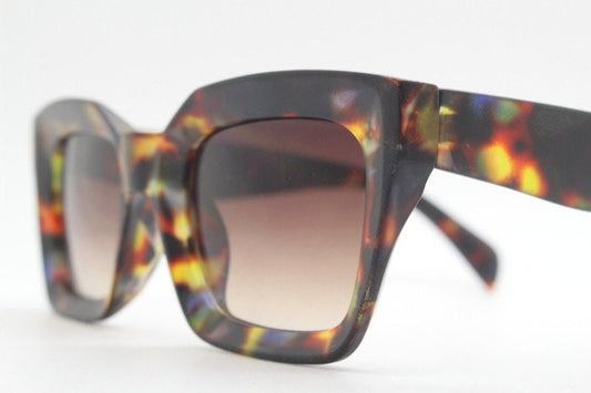 Y2K vintage thick cateye sunglasses. Womens autumnal tortoise coloured big arm cat eye frame with Havana brown gradient lenses. NOS