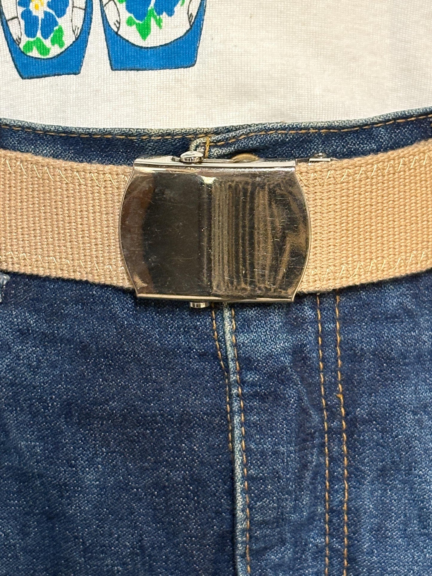 90s vintage army style belt. Thick beige canvas no holes format with slide lock silver chrome buckle. Reinforced stitching. Fully adjustable