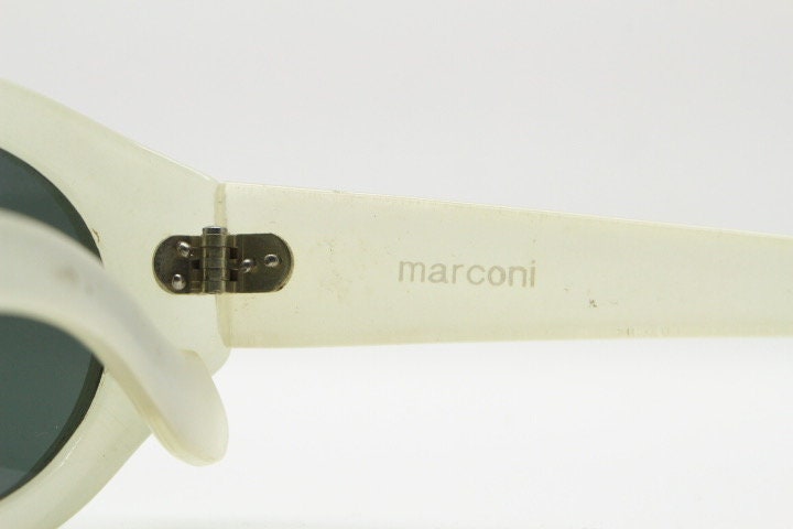 Marconi Vintage 90s oval cat eye sunglasses model 2090. Transparent chunky white acetate frosted cat eye with contrasting dark lenses. NOS