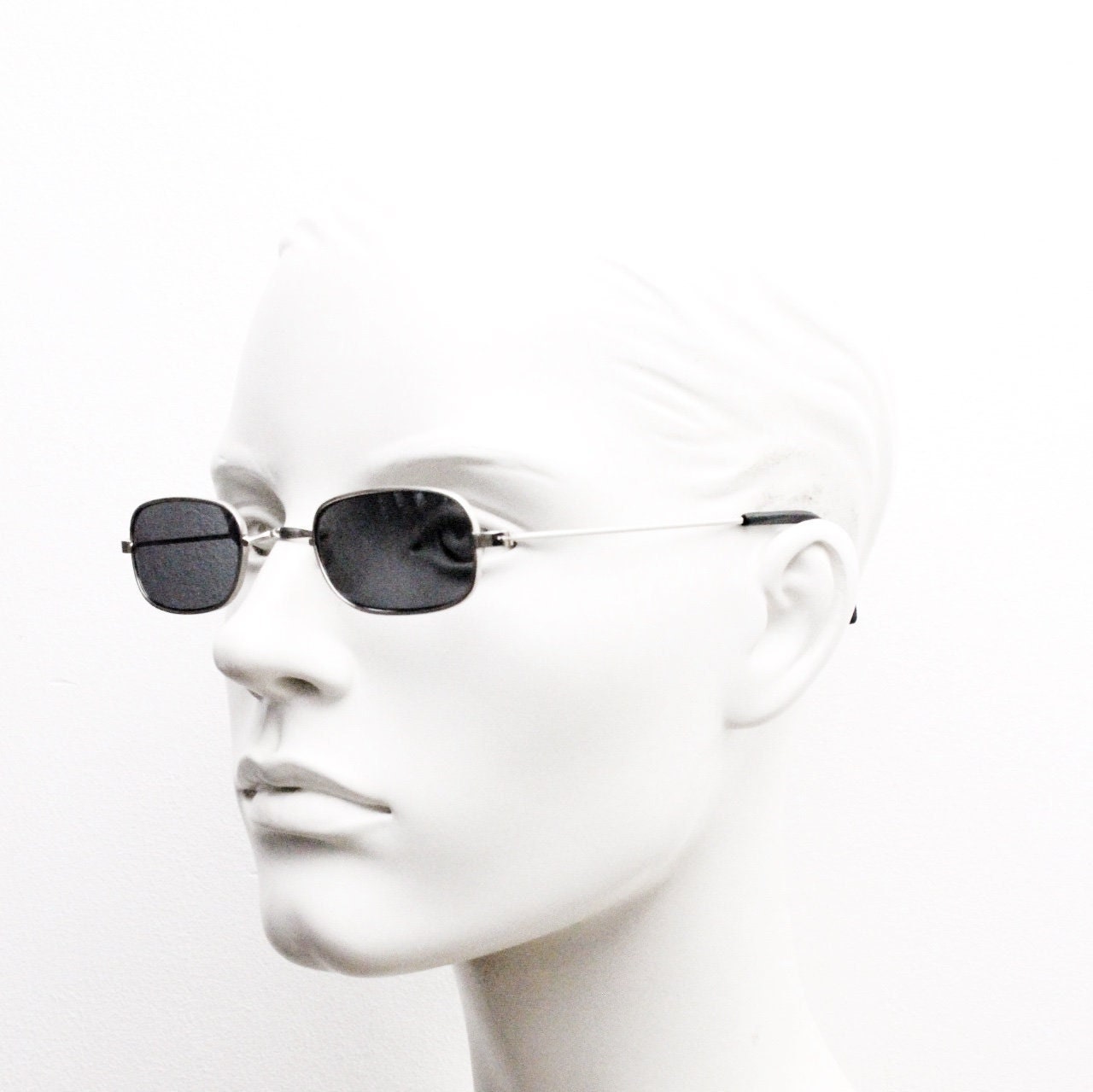 80s vintage rectangular low profile metal sunglasses. Minimal 60s mens mod design in silver chrome frame with grey lenses. NOS