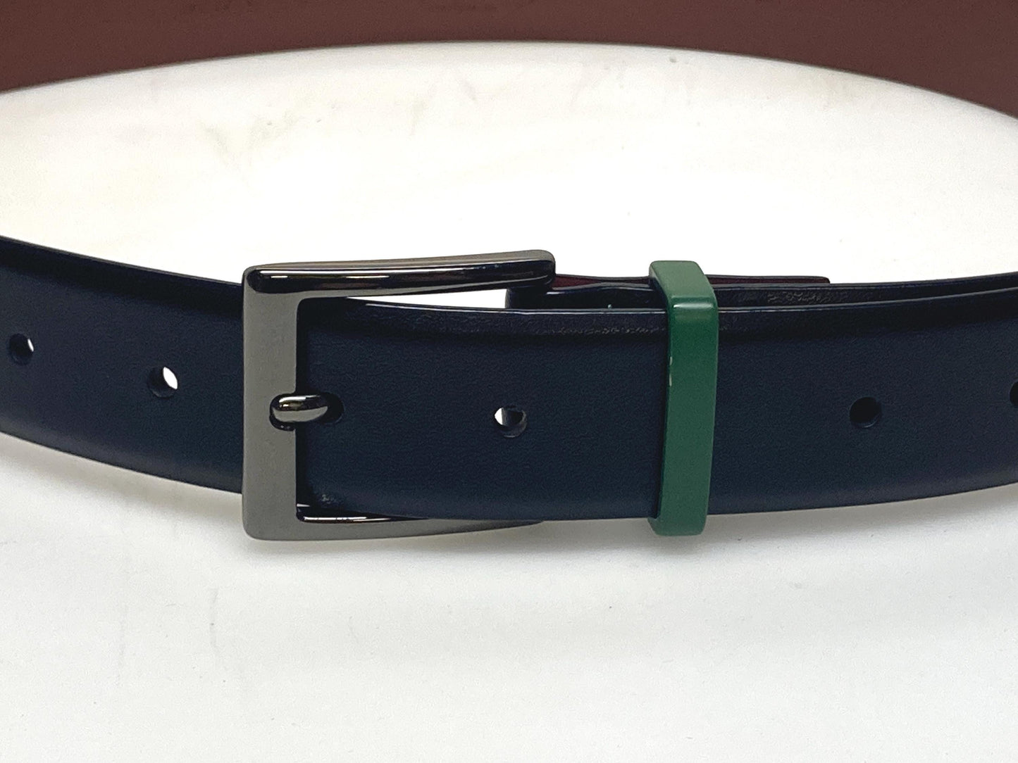 Original Penguin black genuine all leather smart trouser belt. Seamless bonded bevelled edge design. Original Munsingwear. Mens vintage NOS