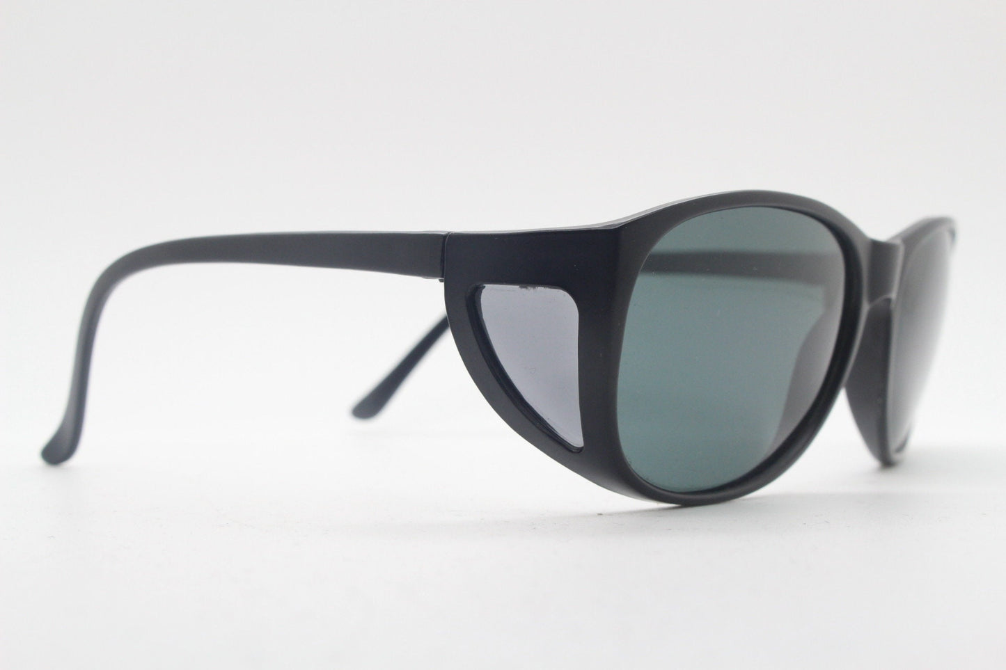 Y2K vintage round side window polarized sunglasses. Black matt frame with curved shield lenses. Small fitovers. 2000s goggle
