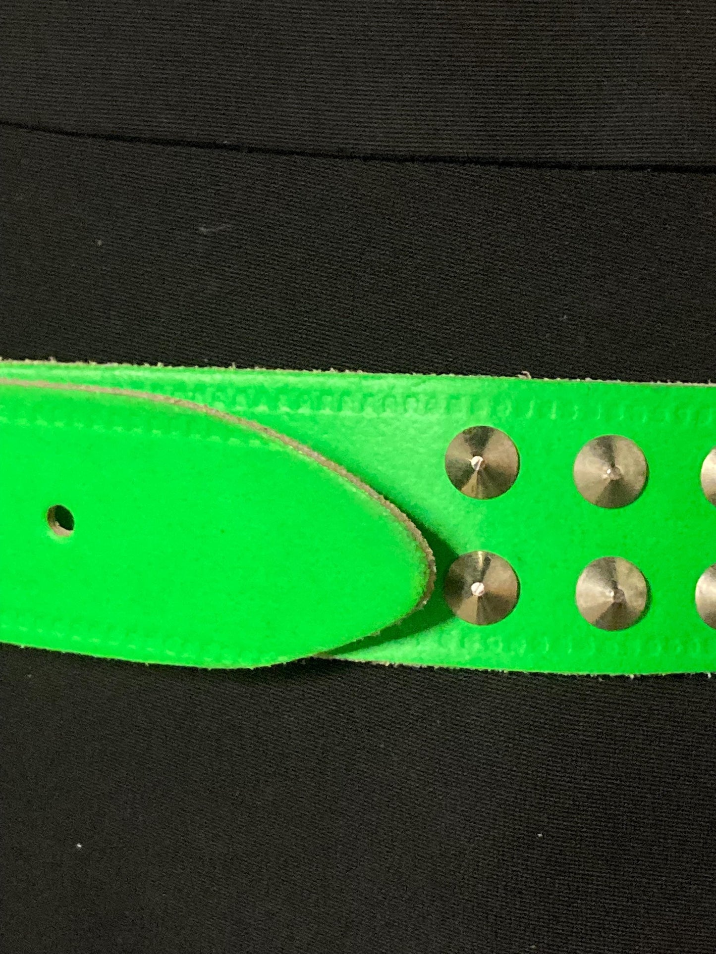 80s vintage thick genuine leather studded belt. Green dayglo with changeable buckle and 2 rows of conical silver metal studs. NOS size M