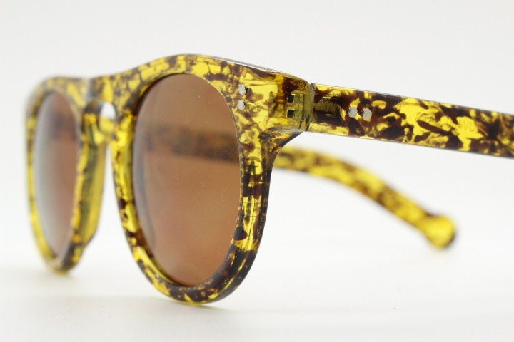 90s vintage round glasses. 30s, 40s design with vibrant honey tortoise frame with Havana brown lenses and keyhole bridge. NOS