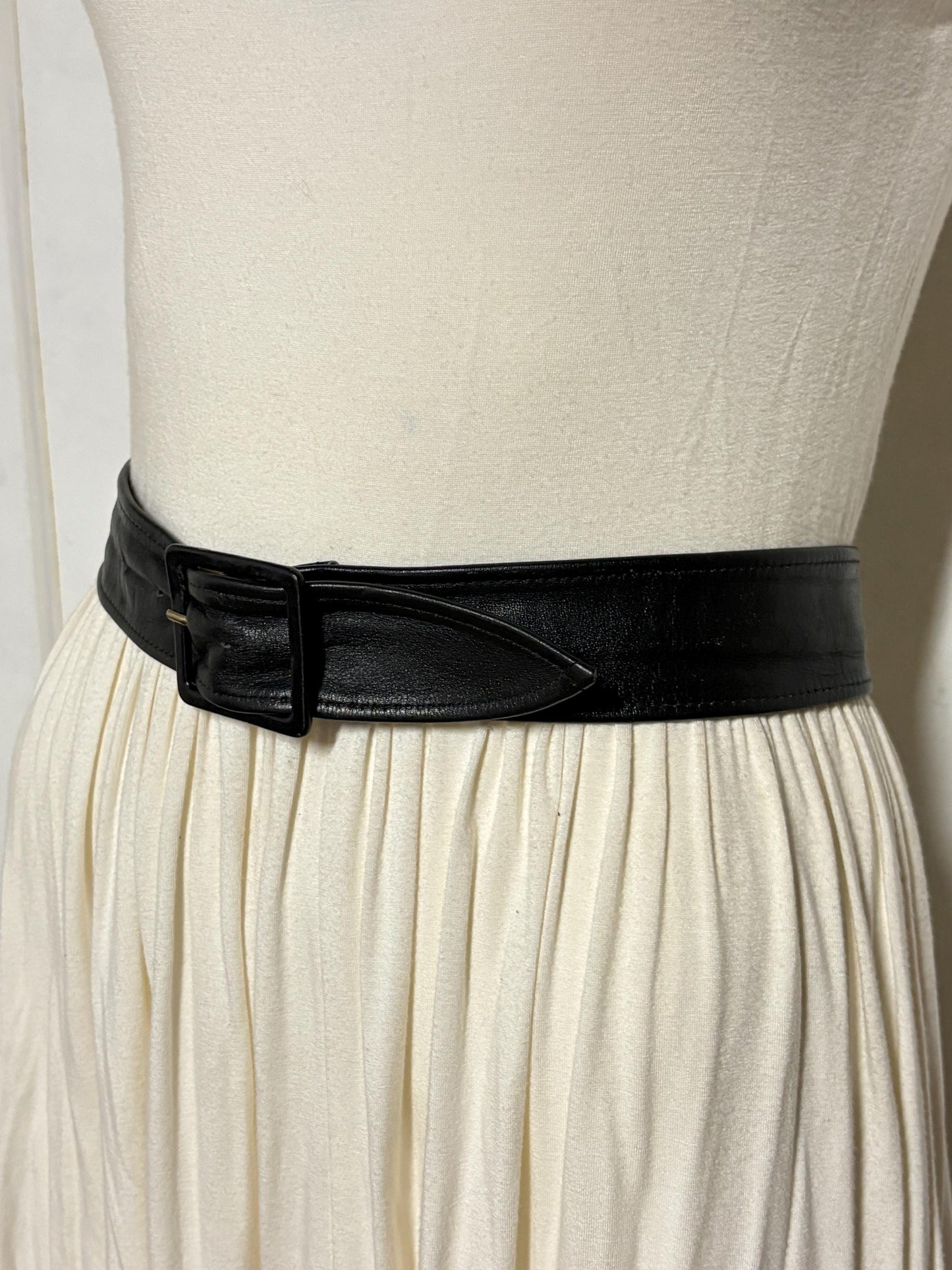 Astor 80s vintage womens leather 2" dress feature belt. Fine quality all black subtle statement belt with covered buckle. Rockabilly revival