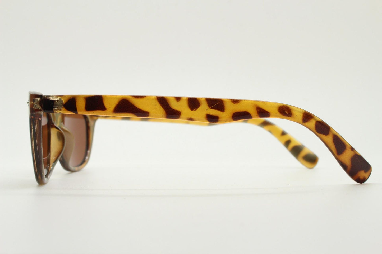 Vintage 90s modified wayfarer design sunglasses. Vibrant honey tortoise low profile frame with Havana brown lenses. Unused NOS