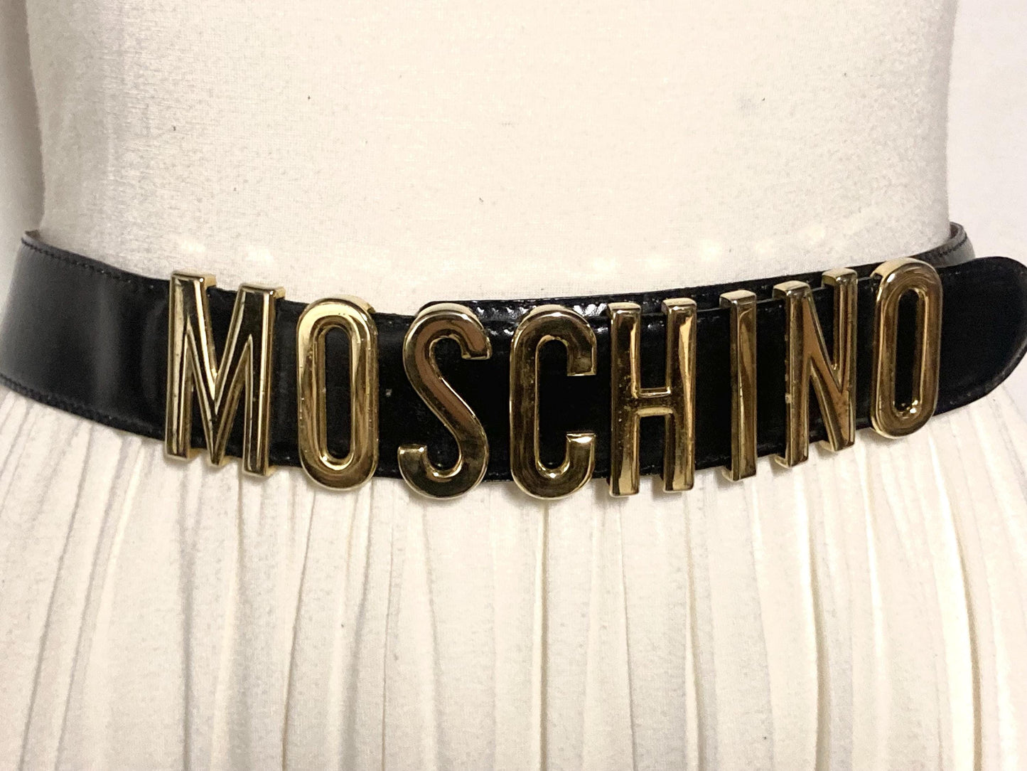 Moschino 90s vintage womens dress belt in black genuine leather. Iconic individual golden moving letters logo. Made in Italy. 80s. NOS