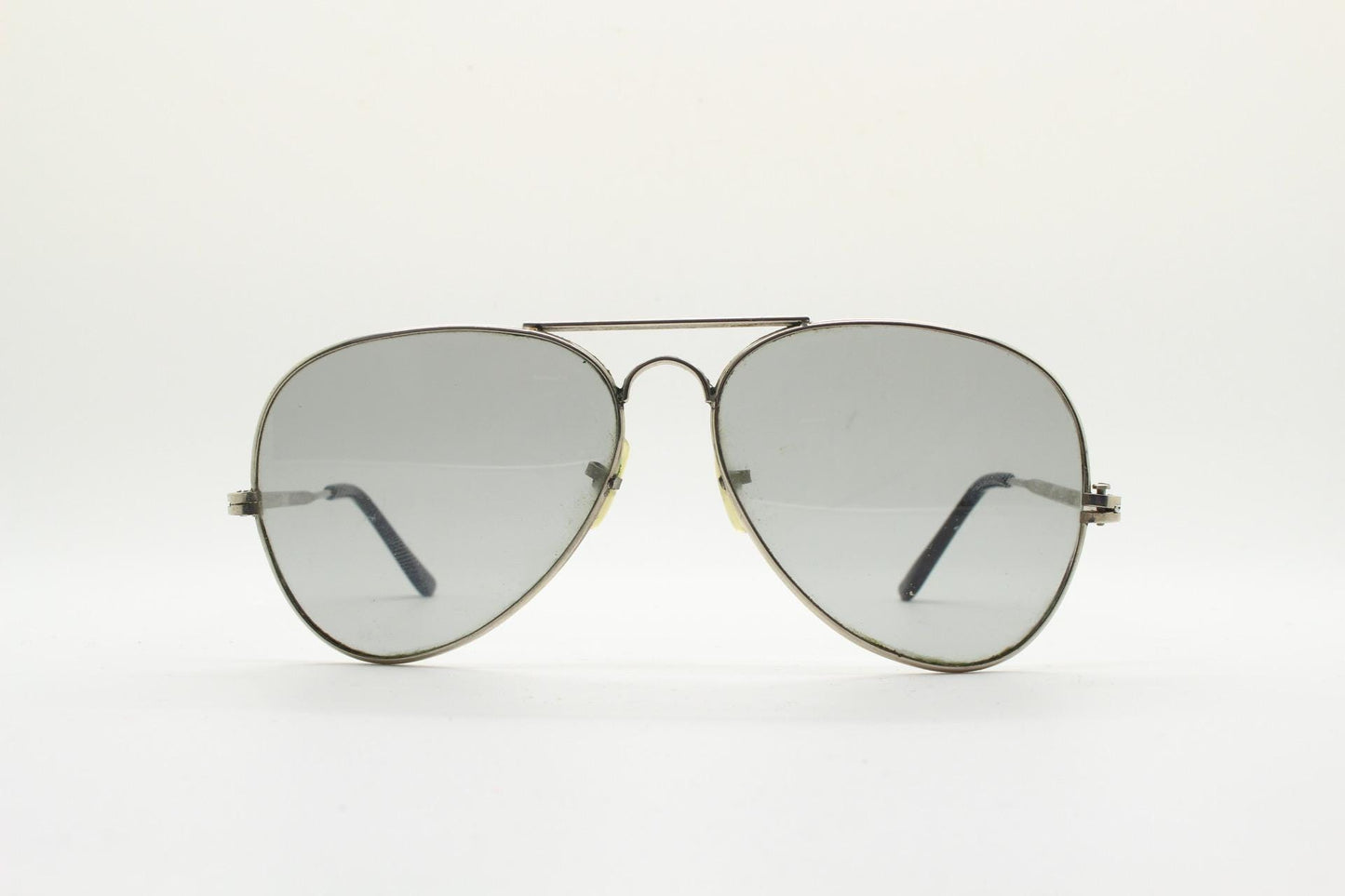 70s vintage aviator sunglasses. Optimal shape classic pilot aviators in a silver metal frame with light tone real glass lenses. Teardrop,
